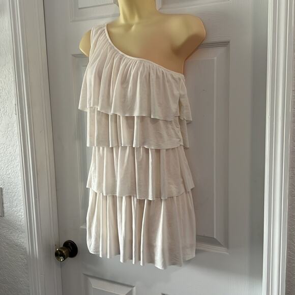 Francesca’s Collection White One Shoulder Tiered Tunic Top Mini Dress - Picture 2 of 8